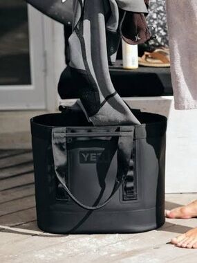 YETI Black Camino 20 carry all Tote Bag